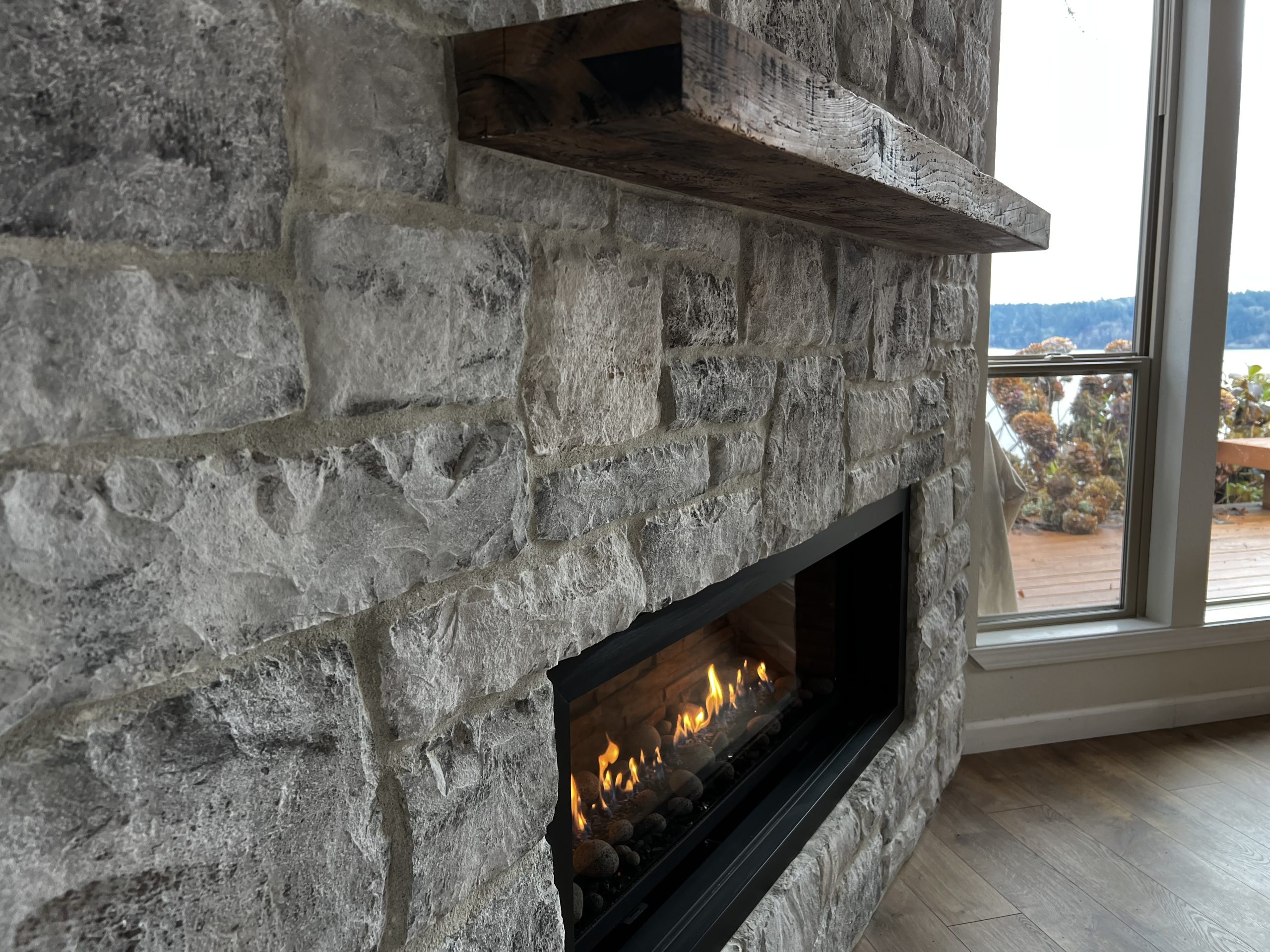 Manufactured stone veneer fireplace stone. residential stone masonry